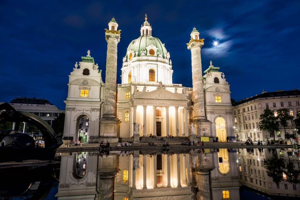 Karlskirche in Wien bei Nacht - Copyright - Elements Envato