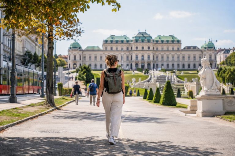 Vom Wien Hauptbahnhof ins Zentrum: U1 oder zu Fuß über das Belvedere?